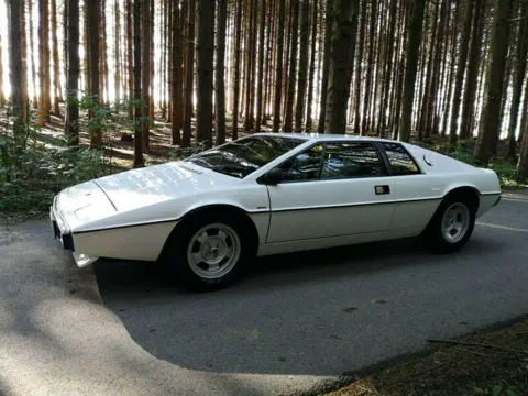 Lotus Esprit S1 chassis 225G registration TLJ 985R and PPW 306P historical archive photograph 1